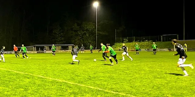 Union Fussball Ball Dribbling Heidelberg Rasenplatz