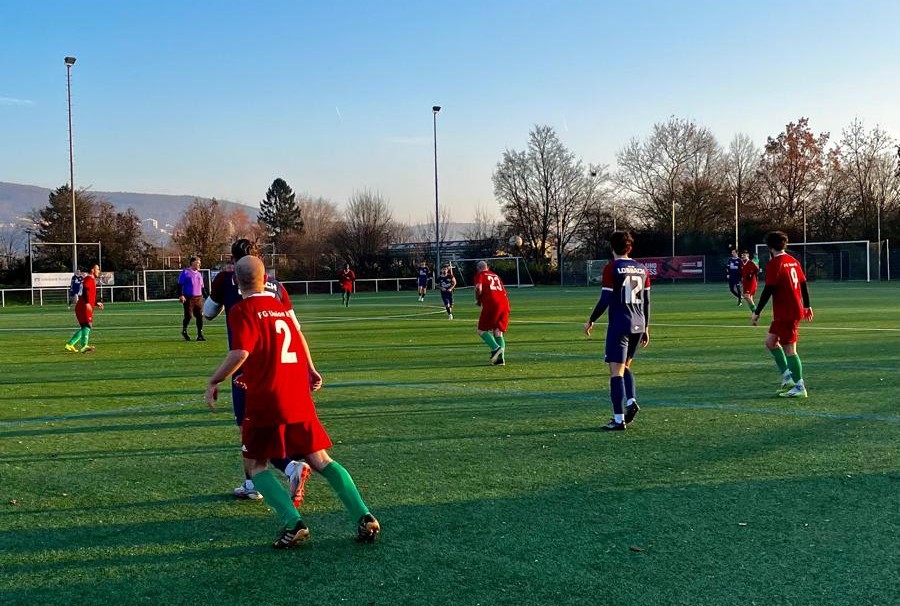 Schiedsrichter Fußball Fussball Rot Grün Kunstrasen Ball