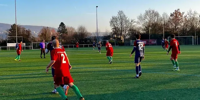 Schiedsrichter Fußball Fussball Rot Grün Kunstrasen Ball
