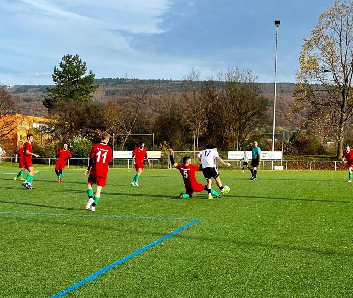 Zweikampf Kontakt Fussball Fußball Spieler Schiedsrichter