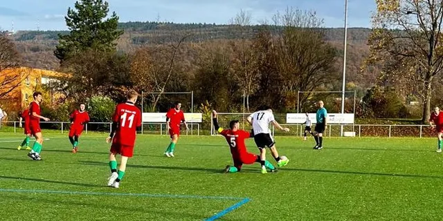 Zweikampf Kontakt Fussball Fußball Spieler Schiedsrichter